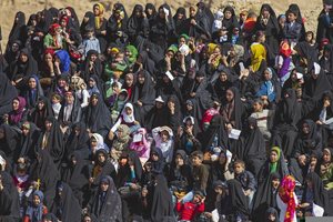 Стотици жени в Иран свалят хиджабите си в знак на протест (Видео)