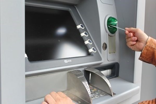 На двама български граждани са повдигнати обвинения в Гърция за това, че са участвали в престъпна група, която инсталирала скимиращи устройства на банкомати в Солун, за да открадне данни на банкови картиСНИМКА: Pixabay