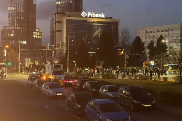Протестиращи блокираха движението по столичния бул. "Г. М. Димитров" Снимка: "24 часа"