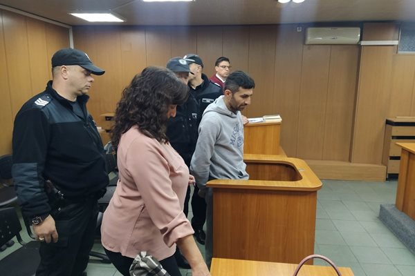 Александър Пашов в съдебната зала с адвокатката си Анастасия Будакова
СНИМКА: РАДКО ПАУНОВ