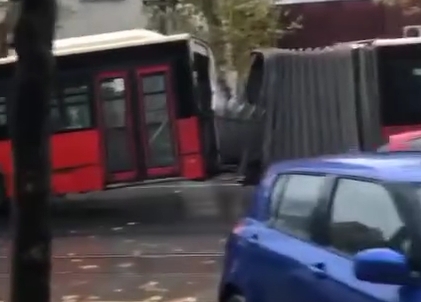 Градски автобус в Белград се разцепи на две (Видео)