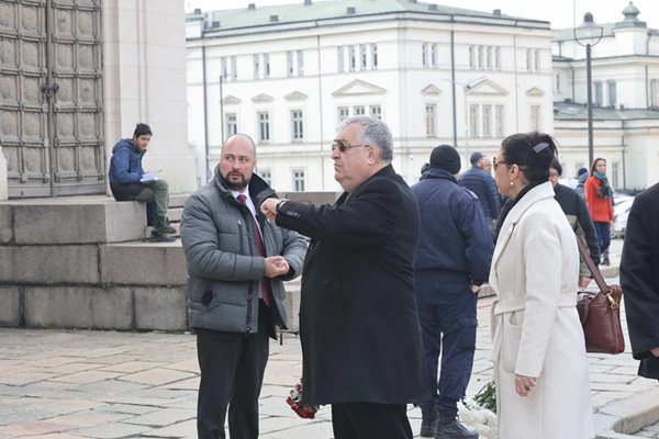 Опашка от вярващи се изви на поклонението пред патриарх Неофит в храм-паметника „Св. Александър Невски"