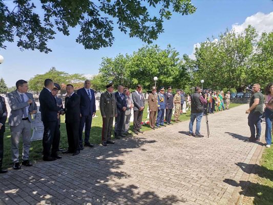 Почит към загиналите наши военни и на българското гробище в Ново село
СНИМКА: Митко Георгиев