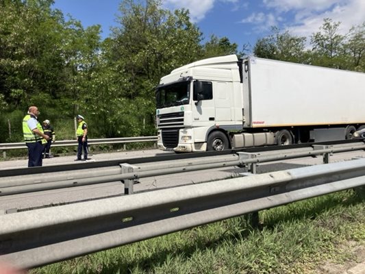 Тирът, в който се е ударил пасатът и шофьорът на лекия автомобил е загинал на място. СНИМКА: Ненко Станев