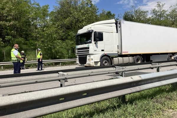 Тирът, в който се е ударил пасатът и шофьорът на лекия автомобил е загинал на място. СНИМКА: Ненко Станев