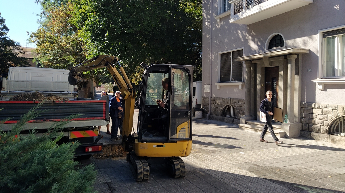 Вода изби под прозорците на властта в Пловдив,  отстраняват аварията (Снимки)