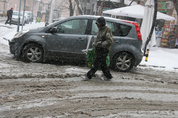 По шосетата на Пловдив се образува киша.