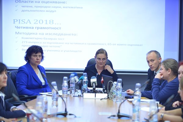 Шефката на центъра за оценяване Неда Кристанова  (в средата), министър Красимир Вълчев и заместничката му Таня Михайлова представиха резултатите от PISA.