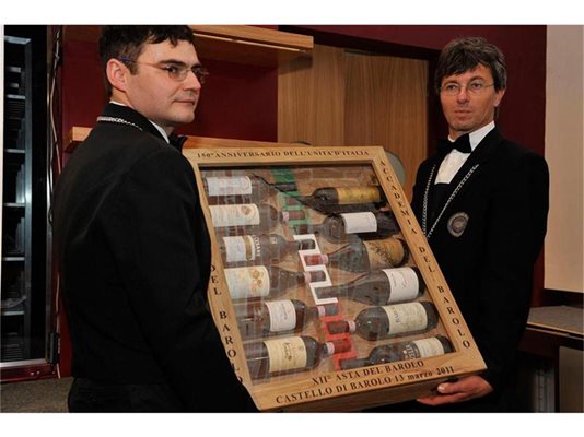 Юбилейна колекция бутилки "Бароло" в чест на 150-годишнината от обединението на Италия беше продадена за 4000 евро на търга в Бароло.