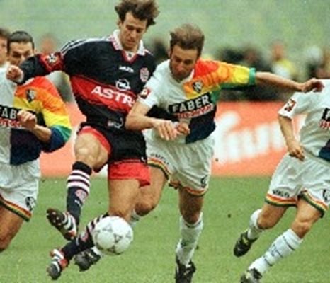 Георги Донков се бори за топката с Мемет Шол от "Байерн" в мач от Бундеслигата на 14 март 1998 г., в който "Бохум" прави нулево равенство в Мюнхен.