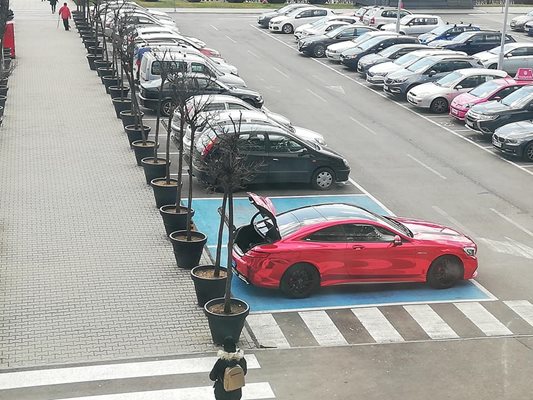 Луксозна кола паркира на инвалидно място
