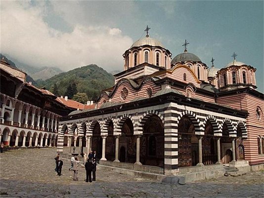 С изглед от Рилския манастир е илюстрирана статията за неговия строител - Алекси Рилец.
