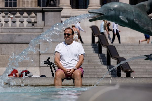 Мъж в Лондон търси прохладаот жегата във фонтан