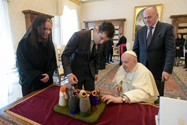 Посещението при папа Франциск бе едно от малкото места, на които Линда
придружи Кирил Петков.