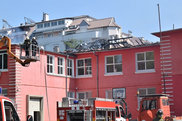 От покрива на училището останаха изгорели греди.