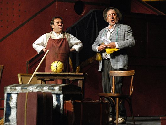 Георги Мамалев и Велко Кънев в “Призраци в Неапол” през 2004 г. Играли спектакъла до 2006 г. Фотосът е направен в Пловдивския театър във връзка с турнето за 100-годишнината на Народния театър.