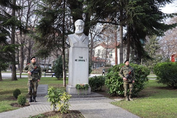 Паметникът на Христо Ботев в Пловдив.