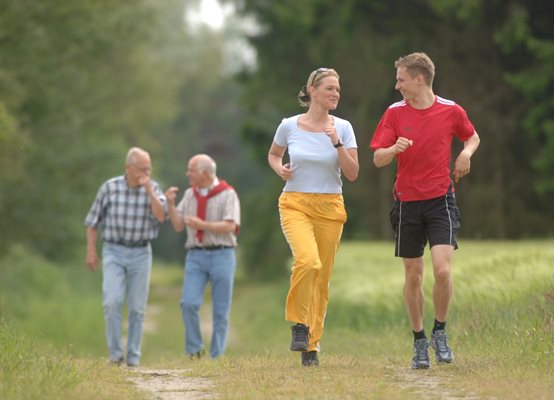 Аеробна дейност е не само бягането, а и бързото ходене, което за повечето възрастни хора е по-лесната форма на спортуване.  СНИМКА: ДАК
