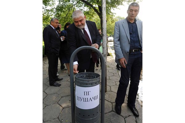 Зам.-шефът на парламента Анастас Анастасов гаси фаса си в кошчето, на което депутатът Венци Лаков (вдясно) е поставил напис ПГ "Пушачи".