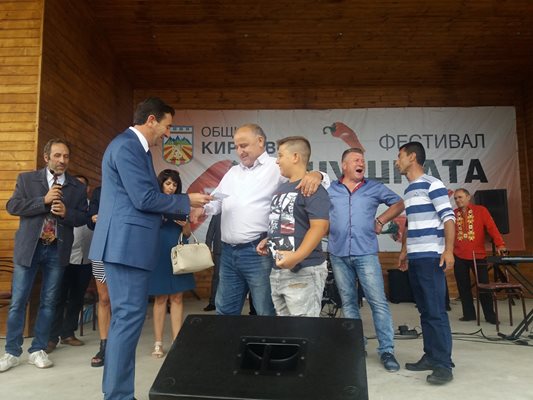 Награждават Фердун на фестивала на чушката в Кирково