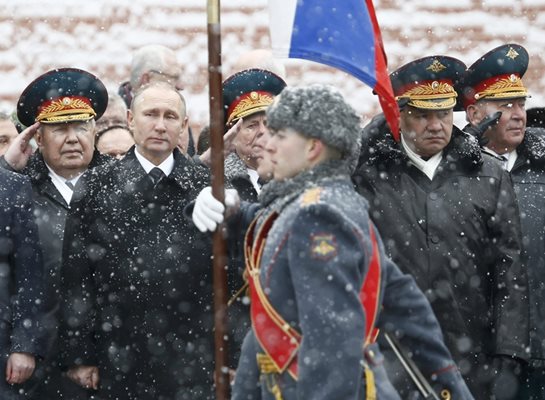 Владимир Путин и Сергей Шойгу (вторият отдясно) присъстват на церемонията по полагане на венци за Деня на защитника на отечеството в Москва.