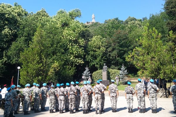 Освен военните, имаше тук-таме и граждани. Снимка: Авторът