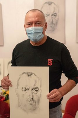 Д-р Стефанов ("Пирогов") позира с портрета си
