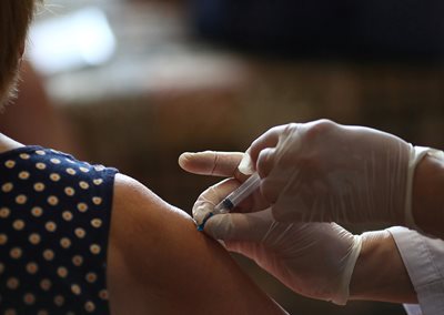 От четвъртък са в сила нови противоепидемични мерки, поради което е и сериозното търсене на ваксините. СНИМКА: РОЙТЕРС