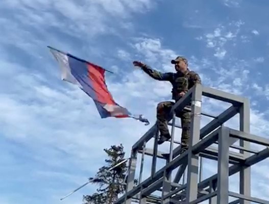 Украински войник сваля знамената на Русия и Донецката народна република от паметник в Лиман.
СНИМКИ: РОЙТЕРС