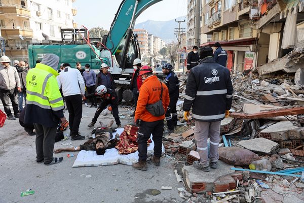 Спасителните операции в Турция след земетресението. СНИМКА: Ройтерс