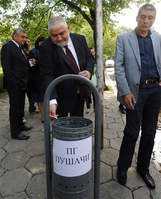 Зам.-шефът на парламента Анастас Анастасов гаси фаса си в кошчето, на което депутатът Венци Лаков (вдясно) е поставил напис ПГ "Пушачи".