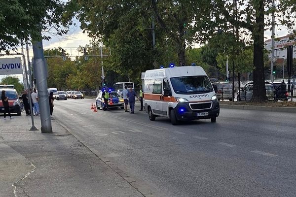 Линейка е откарала пострадалия в болница. 
Снимка: Фейсбук/Забелязано в Пловдив - Seen in Plovdiv