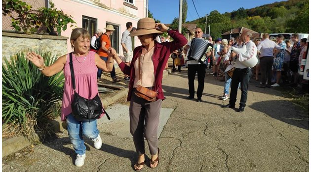 Българи и чужденци тропат хоро пред музиката