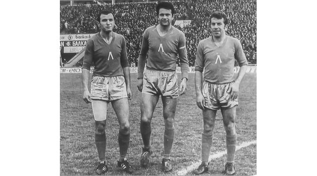 ТИТАНИ: Меци Веселинов  (вляво) с Георги Аспарухов-Гунди и Сашо Костов.