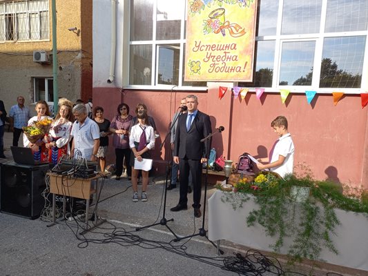 Кметът на район "Северен" Стоян Алексиев приветства учителите, учениците и родителите.
