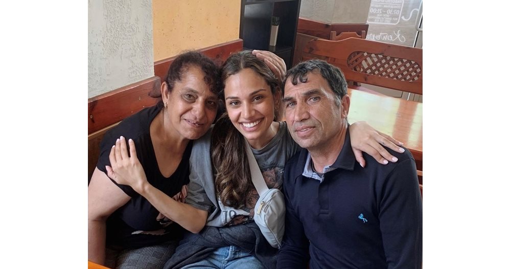 A Roma woman, adopted 25 years ago in America, meets her biological parents in Bulgaria