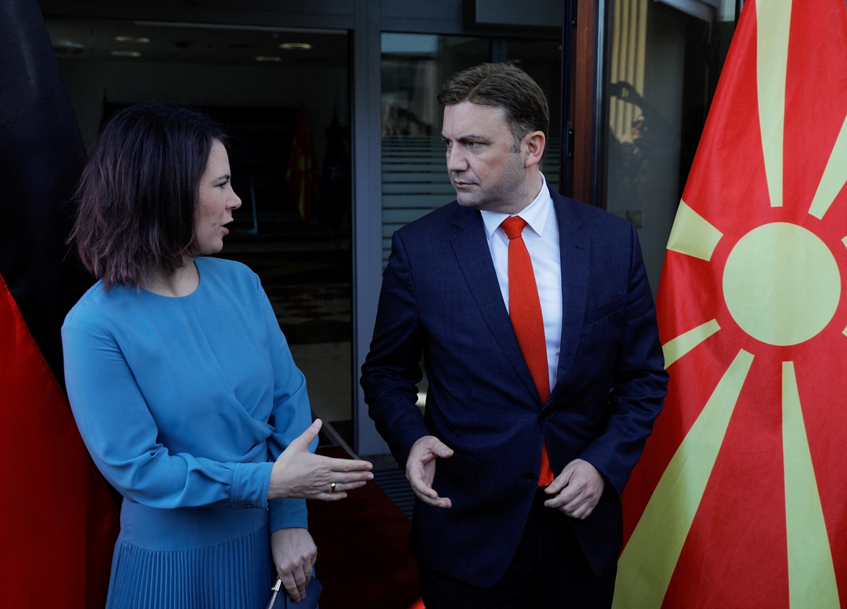 Аналена Бербок: Скопие трябва да включи българите в конституцията