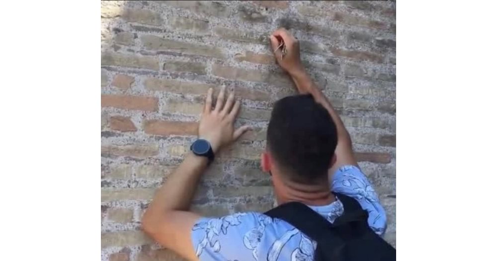 Man Carves Names on Coliseum Wall: Investigation Reveals Identity of the Perpetrator