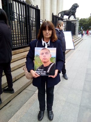 Баба Тонка на национален протест пред Съдебната палата в София