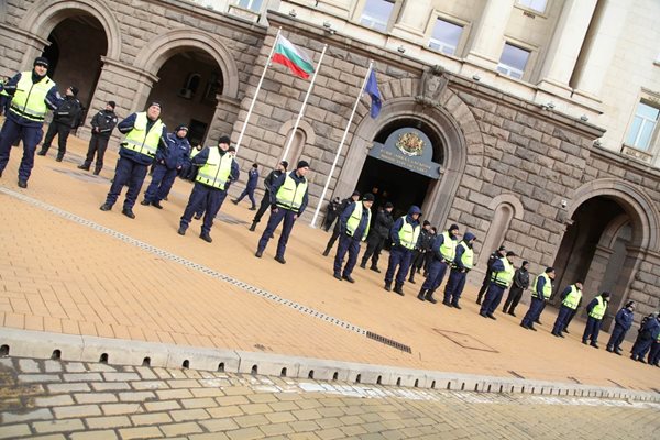 Полицаи следят за реда на протеста
Снимка; Юлиан Славчев