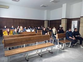 Ученици разиграват в съда в Добрич процес за домашно насилие