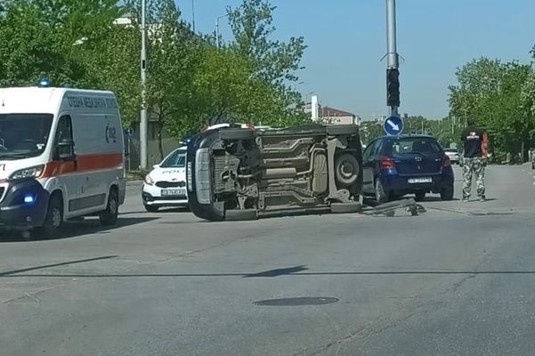 Катастрофа на голям булевард в Пловдив, обърна се кола (Обновена, Снимки)