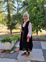Ивана Лозанова на 19 г., облечена в стара автентична сватбена носия носия от село Локорско