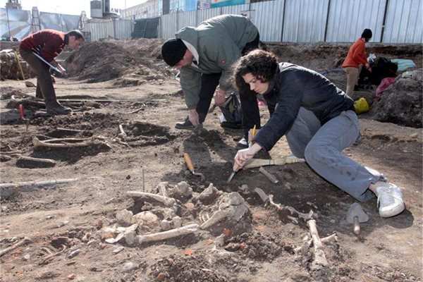Археолози разкриват погребенията в двора на храма.
СНИМКИ: КРИСТИНА ЦВЕТКОВА