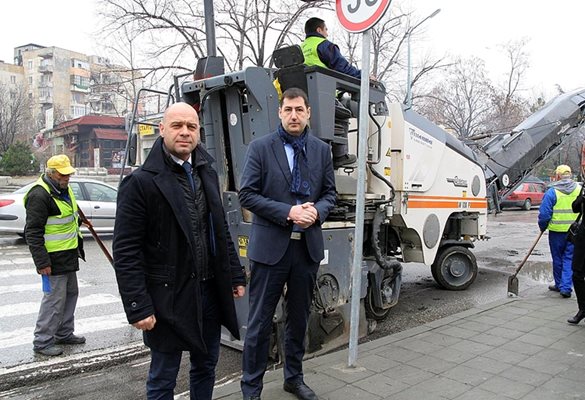 Иван Тотев и Костадин Димитров дадоха старт на строителната програма в "Тракия". Снимки: Наташа Манева