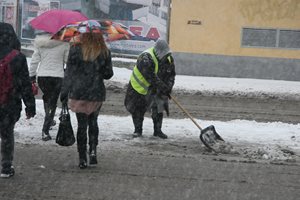 435  жени с гребла борят снега в Пловдив (снимки)