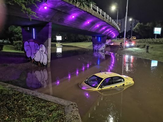 Десетки коли се оказаха под вода