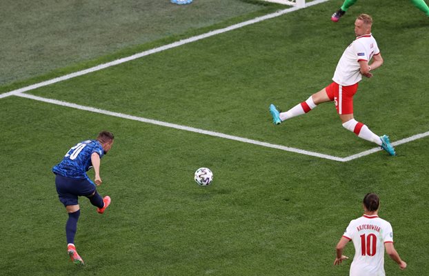 Роберт Мак шутира при ситуацията за първия гол на Словакия в Санкт Петербург.