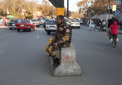 Боец на талибаните охранява на улица в Кабул снимка Ройтерс