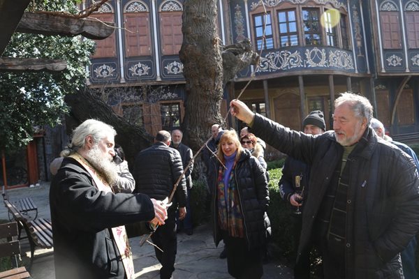 Доц. Ангел Янков асистира на свещеника.